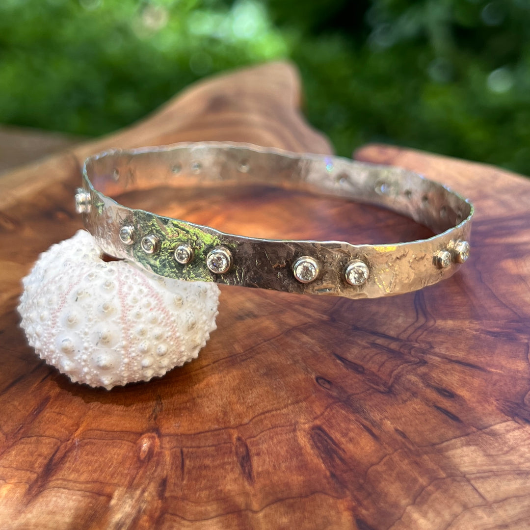 Bracelet 4MM Hammered With 20 Crystals White Metal