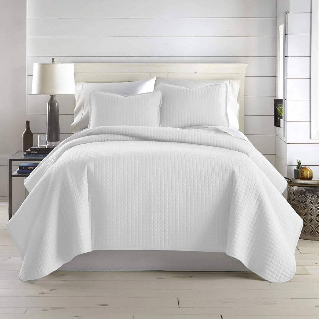 Circle Embroidered Quilt Set